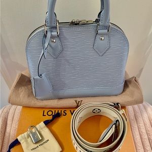LOUIS VUITTON 💯 Authentic (UNUSED)
Epi Alma BB Bleu Nuage Microchip